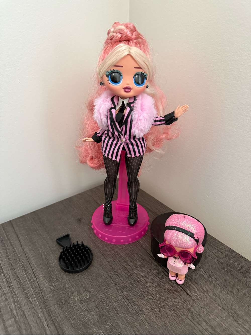 the L.O.L. Surprise! O.M.G. Winter Chill Big Wig and Madame Queen set